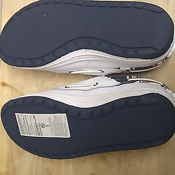 New in Box Timberland Juniors Size 5 White with Plaid back - Picture 4 of 4